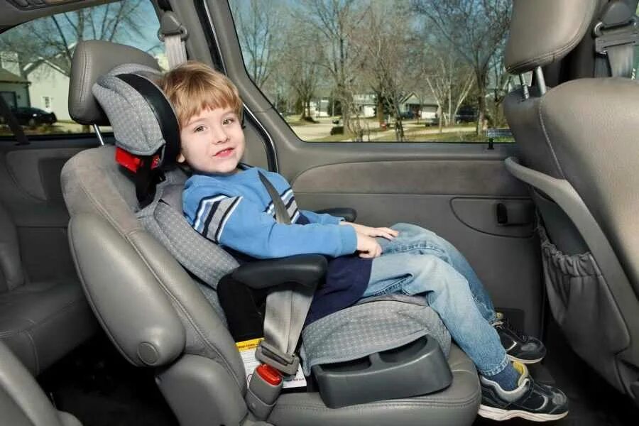 Кресло безопасности в машине. Детское кресло. Детский кресло для автомобиля. Сиденье для ребенка в машину. Автокресло для детей в машине.