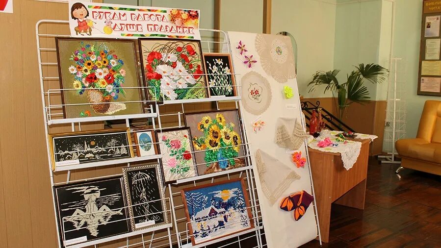 Креативные названия выставок. Необычные выставки в библиотеке. Выставки в библиотеке. Интересные выставки в библиотеке. Креативные книжные выставки.