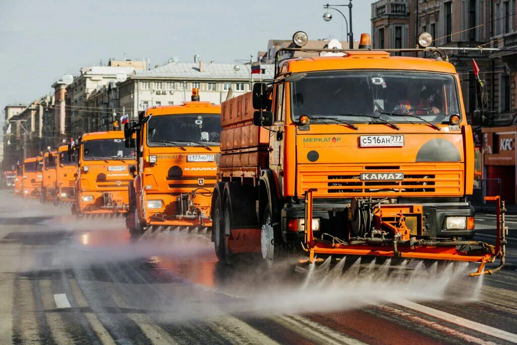 Мытье дорог. Поливалка на КАМАЗ 43118. КАМАЗ 65115 поливалка. ЗИЛ ГБУ автомобильные дороги. КАМАЗ поливомоечная машина.