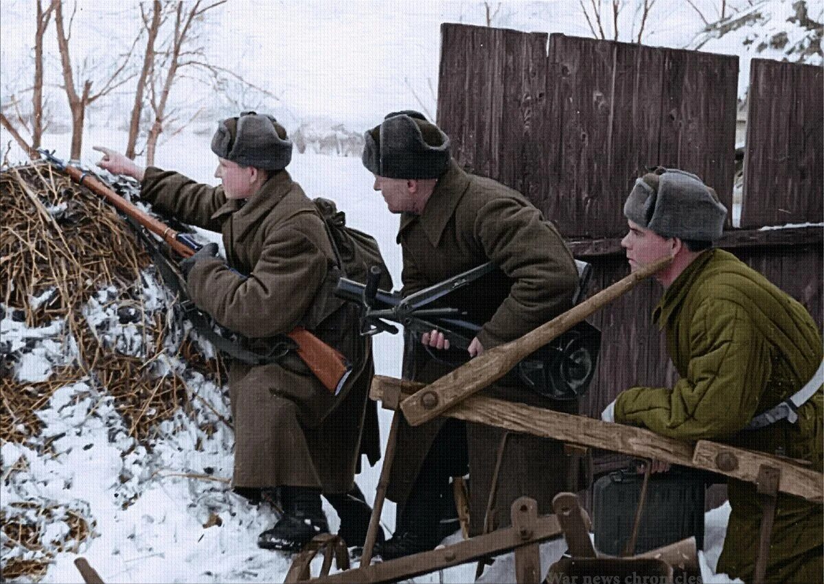 Включи историю великой отечественной. Советские солдаты в деревне 1941. Битва под Москвой ноябрь 1941. Советские солдаты под Москвой 1941. Советский солдат зима 1941.