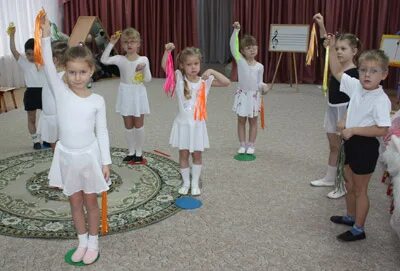 Танец с султанчиками в детском саду