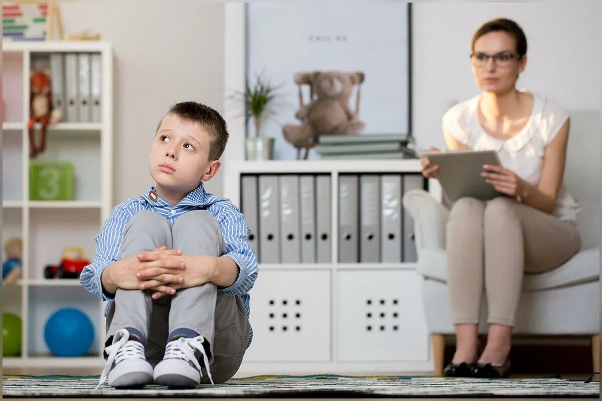 аутизм у детей. психолог и ребенок. родители детей с аутизмом. дети с аутизмом в детском саду. аутизм у детей.