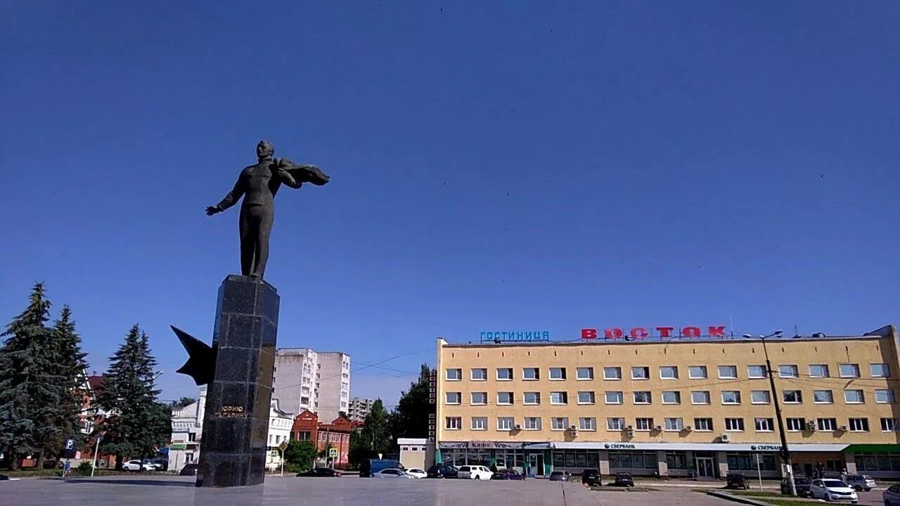 Город гагарин смоленская область. Памятник ю. Сайт город гагарин смоленской. Сайт город гагарин смоленской. Гжатск гагарин.
