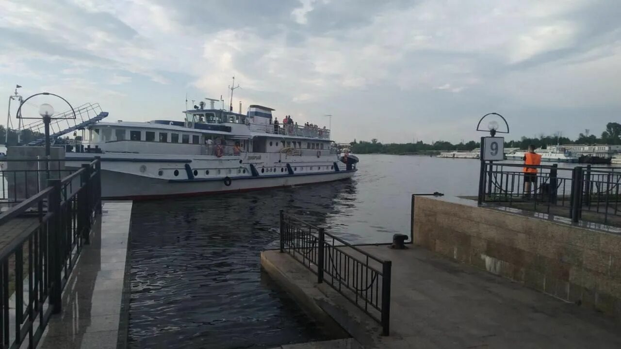 В Казани затонул теплоход. Казань Волга теплоход. Прогулочный теплоход затонул в Казани. Аркадия катер Казань прогулочный. Теплоход утонет