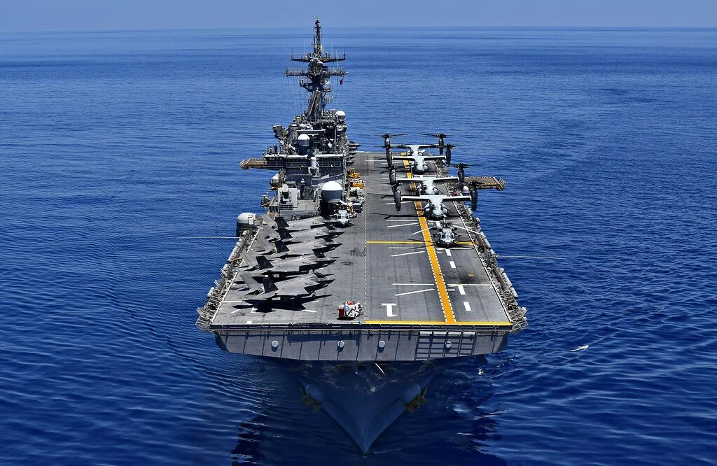 Wasp корабль сша. Lhd-1 wasp. Uss wasp. Wasp авианосец. Вертолетоносец уосп.