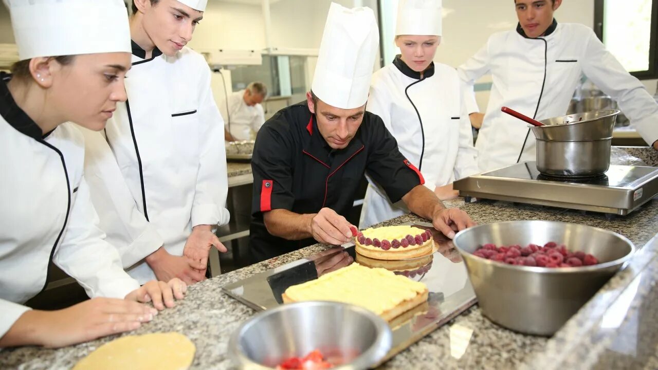 Кондитер учеба. Профессия повар кондитер. Кондитер высшее образование. Профессия кондитер. Выучиться на повара.