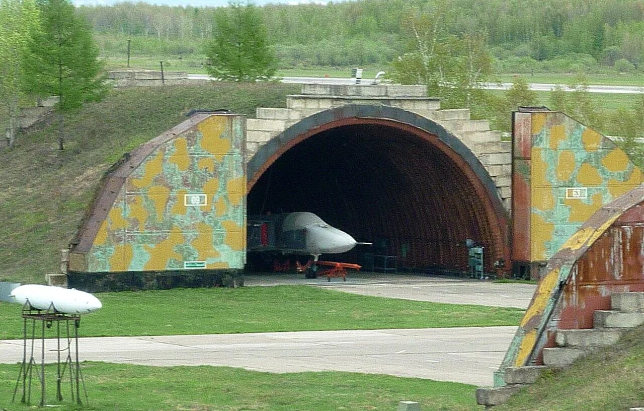 Бетонные укрытия в белгороде. Укрытие для техники. Бетонное укрытие. Украинские укрытия. Бетонные укрытия для самолетов.