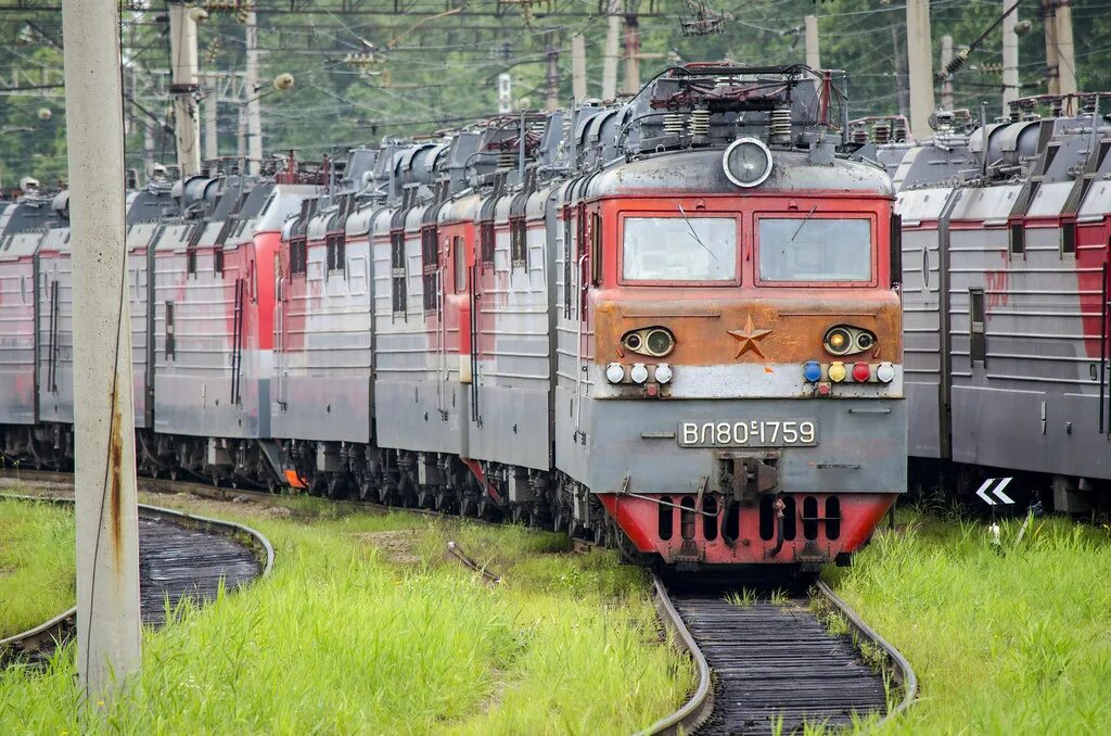 Электровоз б. Локомотив вл 80 в депо. Вл80 электровоз. Электровоз вл80р-1549. Вл 80 трехсекционный.