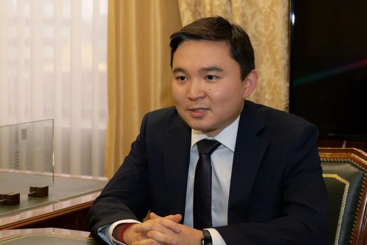 хасиков бату сергеевич глава республики. хасиков бату сергеевич. хасиков бату сергеевич. бату хасиков калмыкия. гиляна босхомджиева заместитель.