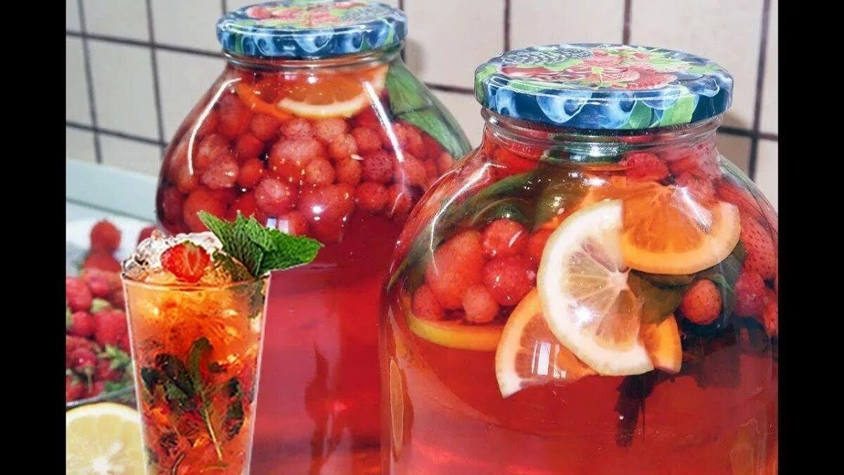 Клубника с мятой на зиму. Компот клубничный мохито. компот мохито на зиму. компот из клубники. компот с клубники на зиму.