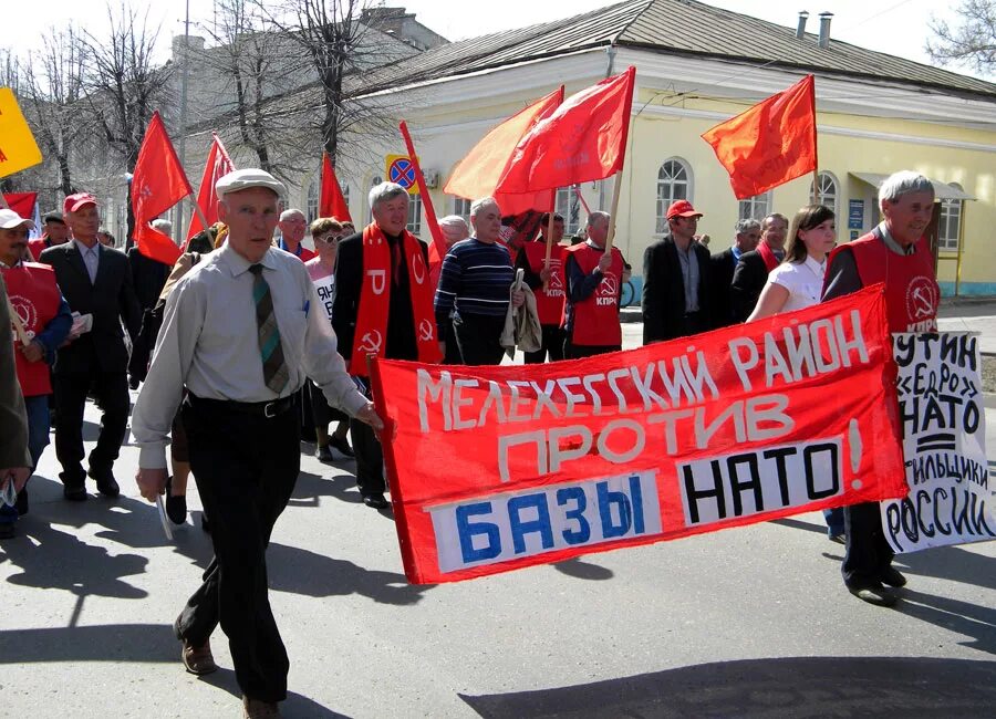 Митинг в ульяновске. Митинг в ульяновске. Траурный митинг на площади ленина в новосибирске. Митинг в поддержку единой россии. Снежная революция.