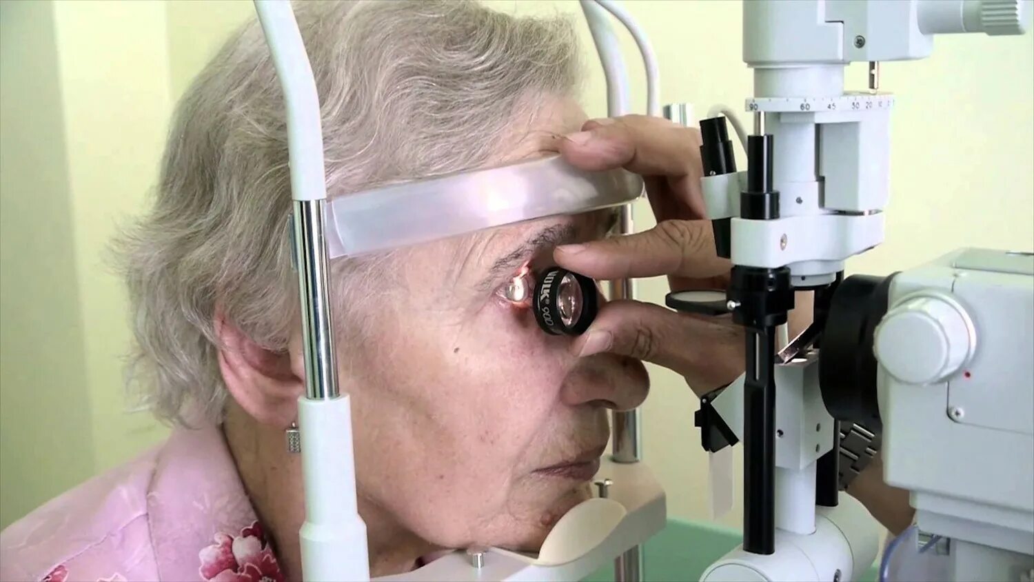 Линзы в глаза операция. Аппарат для осмотра глазного дна. Прибор для изучения глазного дна. Глаза пожилого человека. Пожилой человек у офтальмолога.