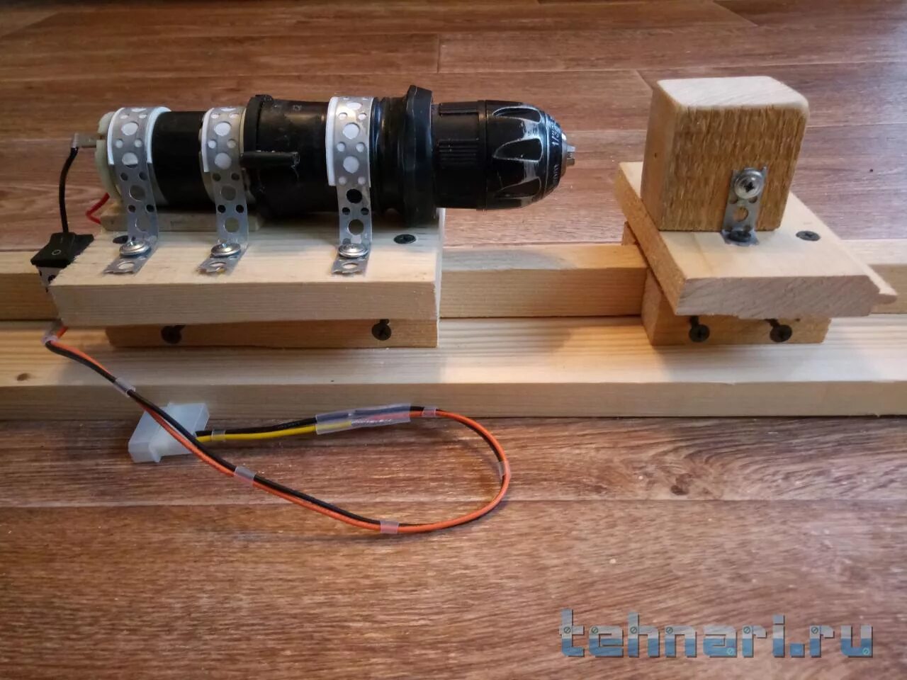 самоделки для шуруповерта. что сделать из старого шуруповерта. сверлильный станок из двигателя шуруповерта. переделка шуруповерта в дрель. что сделать из старого шуруповерта.