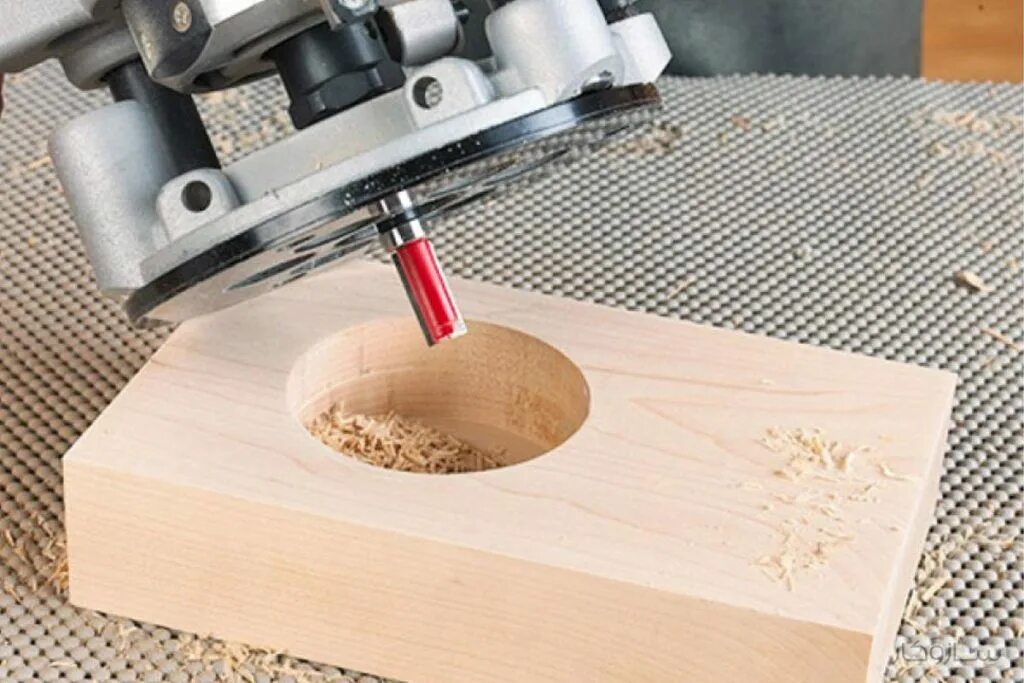 Циркуль для фрезера festool 1400. Отверстие фрезером. Фрезер ручной отверстие. Паз ручным фрезером. Фрезер ручной отверстие.
