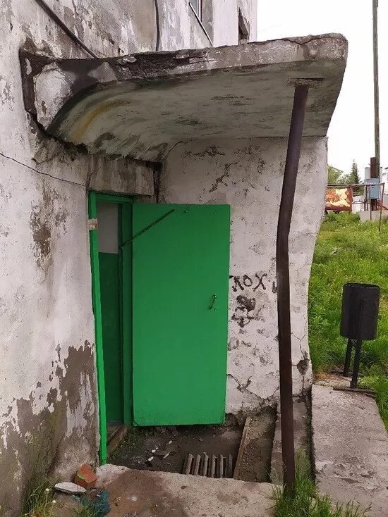 Аварийный подъезд. Подъезд аварийного дома.