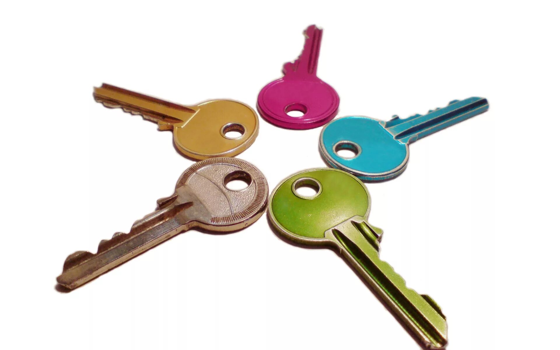 Несколько открытых ключей. Ключ дверной. Ключи от квартиры связка. Замок и ключ. Разноцветные ключи.