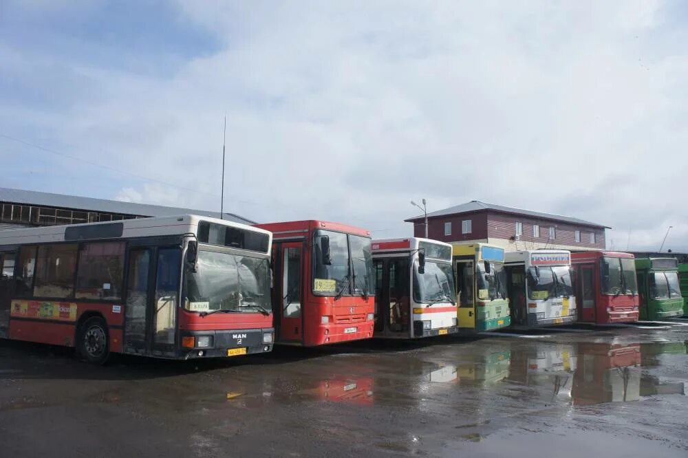 Автобус пермь оса сегодня. Красный городской автобус вэб.