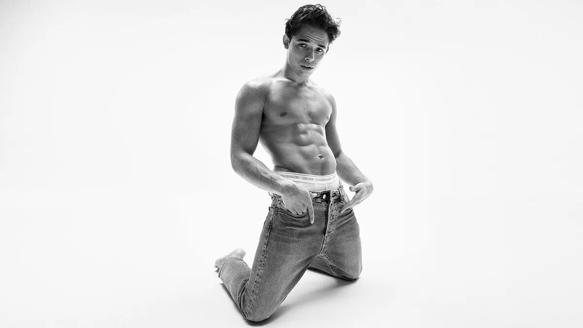 Klein текст. Джейкоб элорди calvin klein. calvin klein 2025. джейкоб элорди кельвин кляйн 2025. энтони рамос.