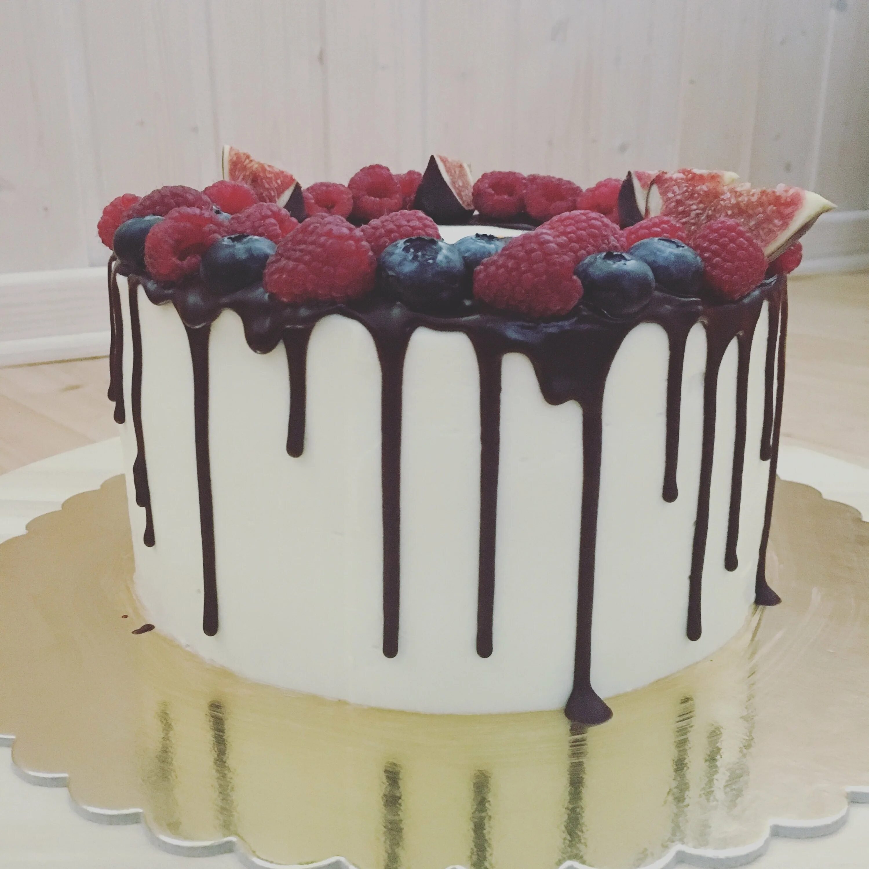 Украшение морковного торта. Крем чиз с ягодами. Торт сметанник кремом чиз. Бисквитный торт с кремом чиз. Торт со кремом чиз.