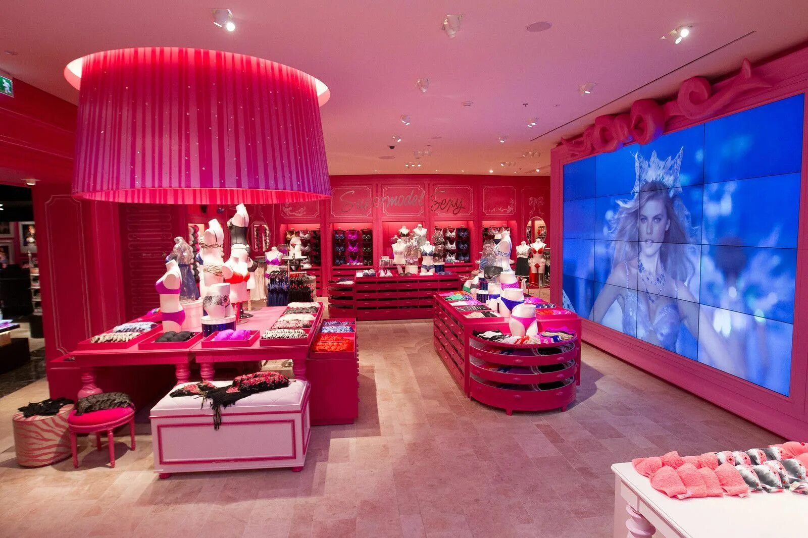 Розовый магазин. Розовый магазин одежды в корее. Магазин виктория сикрет интерьер. Магазин розовой одежды. Аниме бутики одежды.