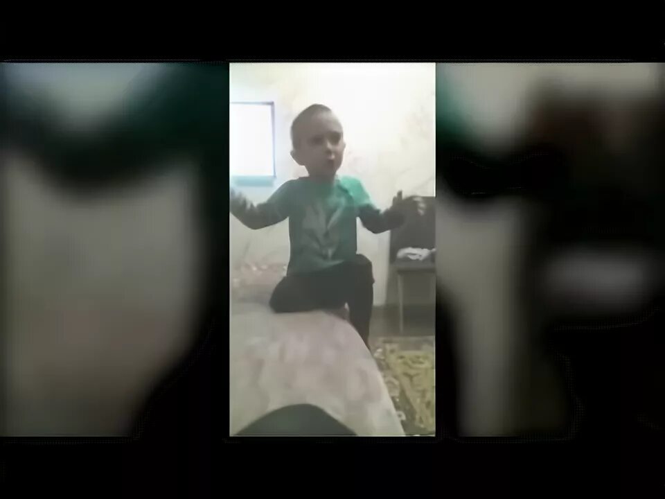 Мальчик учит маму говорить. Мальчик учит маму говорить
