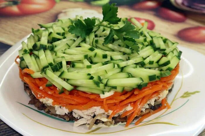 Салат восторг с корейской морковью. Салат с корейской морковкой и курицей и свежим огурцом. Слоёный салат восторг с грибами. Салат с корейской морковью слоями.