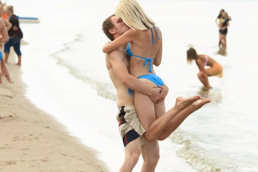 волейболистки. девушки на пляже неловкие. пляжный волейбол девушки. казусы девушек на пляже. пляжный волейбол женщины казусы.