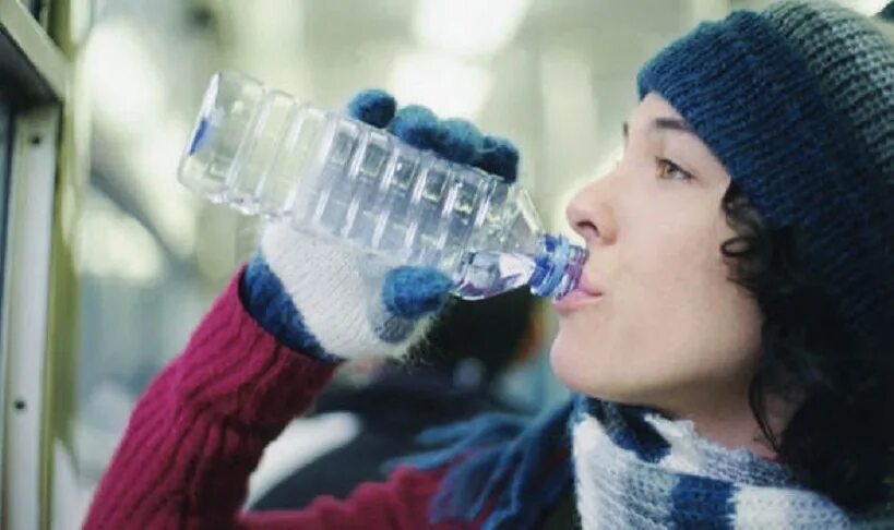 Пить воду зимой. Зима пьют воду. На улице зима девушка пьет воду. Человек пьет холодную. Холодной воды напилась