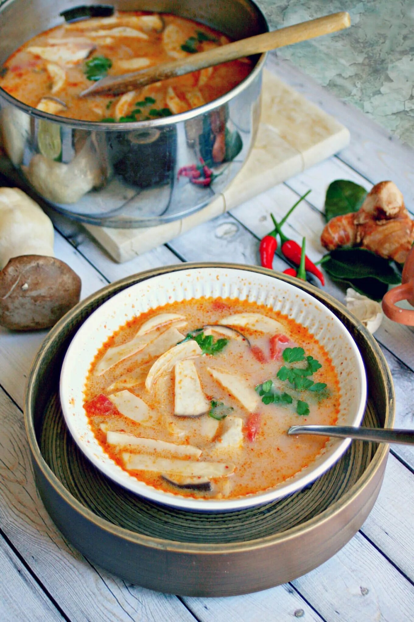 Суп том янь. Том ям тайский. Тайский суп том ям с креветками. Tom yum soup. Суп том янь.