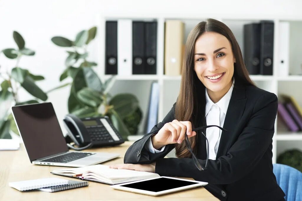 Офисный сотрудник. Эксперт начальник отдела. Коллектив в офисе. Женщина руководитель. Профессия менеджер.