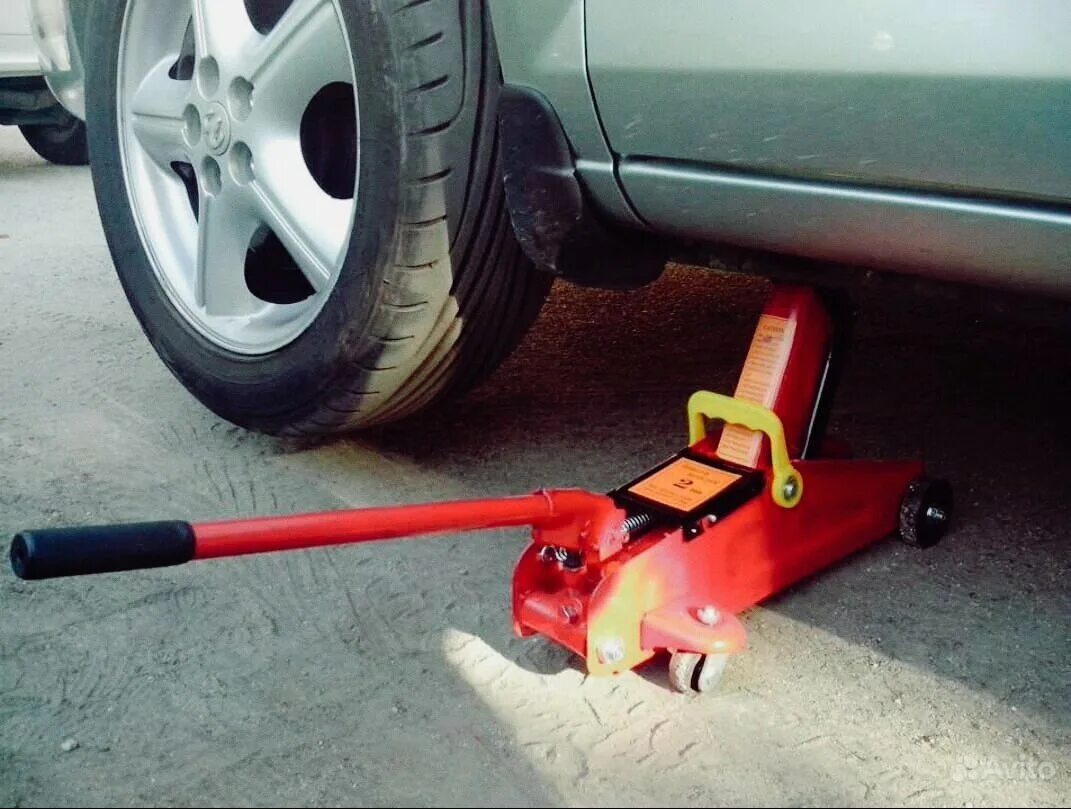 Чем поднимают машину. Человек домкрат. Вывешивание авто на стойки. Стропы для поднятия авто. Поднять машину.