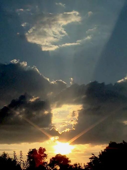 Лучи солнца. Луч солнца блеснувший сквозь тучи. Лучи солнца. Луч солнца блеснувший сквозь тучи. Солнце сквозь тучи.