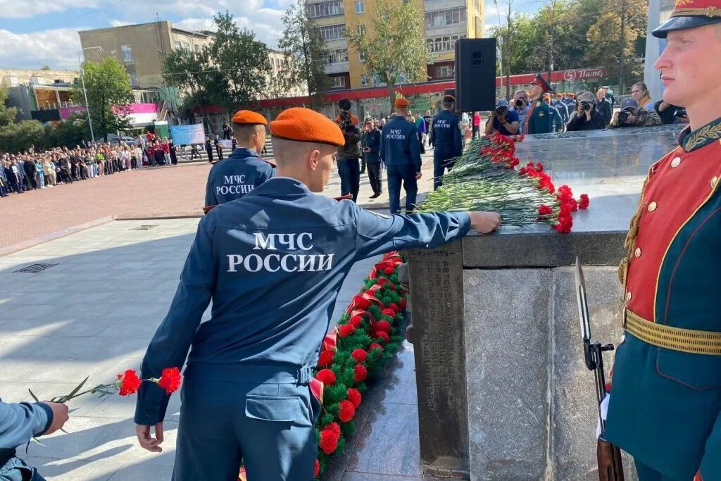 Пикник вечер памяти жертв теракта. В Екатеринбурге почтили память Беслану. Екатеринбург память. Курсанты ИГЗ ЛНР.