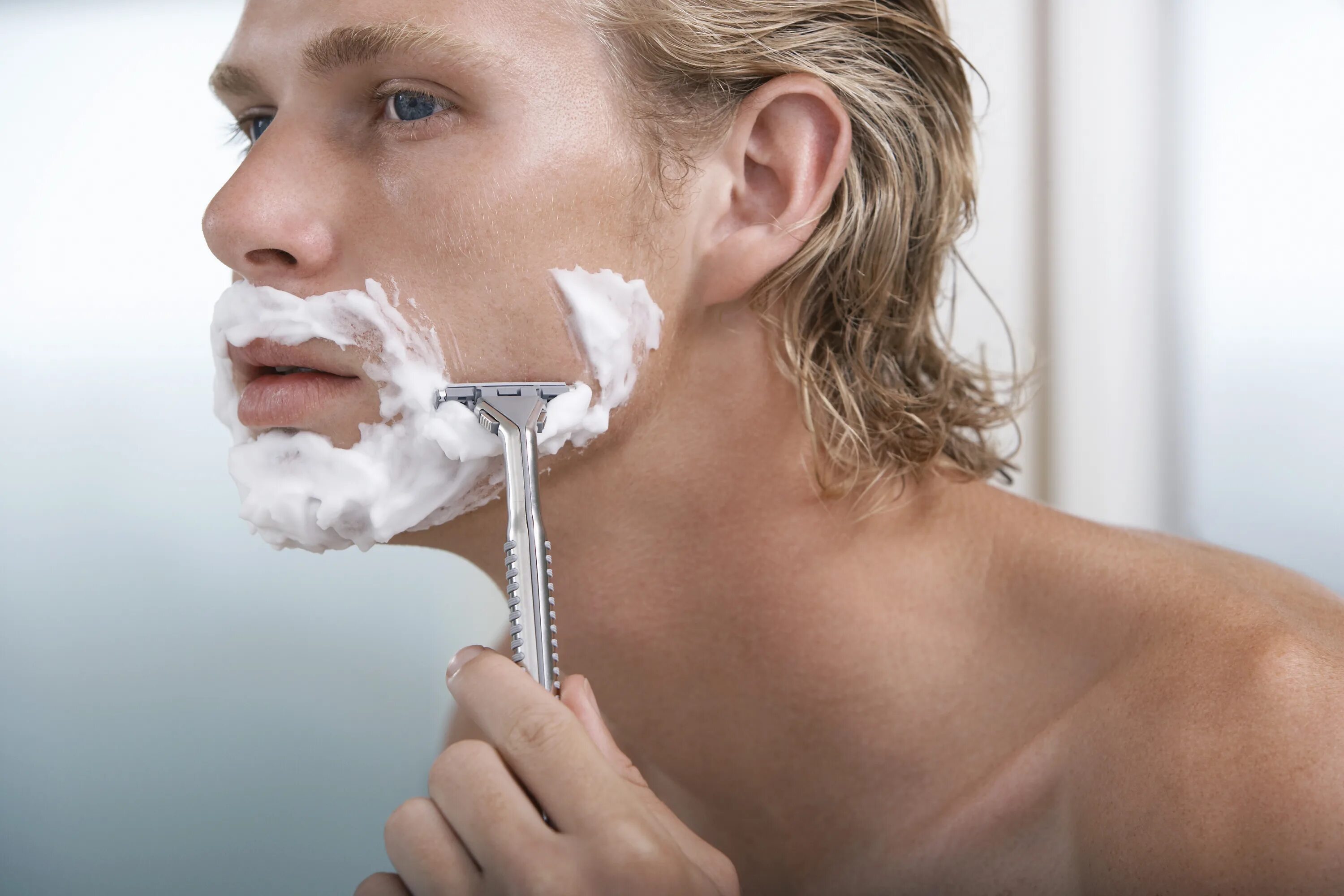 Побрить мужчину в домашних условиях. Бритье лица. Мужское бритье лица. Станок для бритья. Мужчина бреется.
