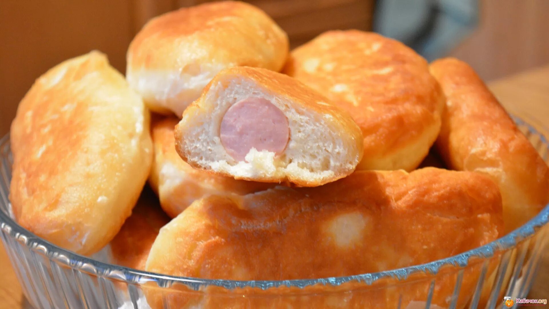 Пирожки на воде и дрожжах. Беляши сосиска в тесте пирожки. Вкусное дрожжевое тесто на пирожки на воде. Пирожки на воде и дрожжах в духовке