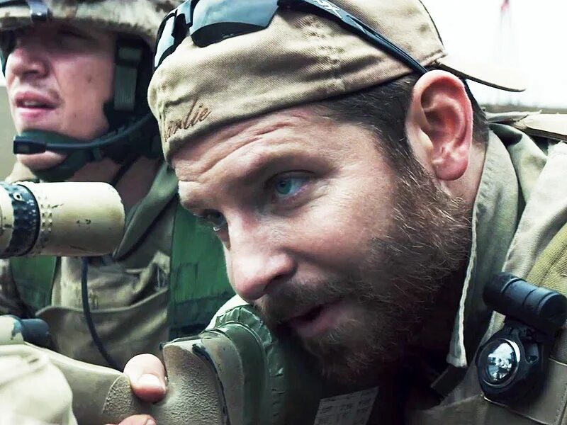 Крис кайл брэдли купер. Брэдли купер american sniper. Снайпер 2014 брэдли купер. Американский снайпер 2014. Брэдли купер американский снайпер.