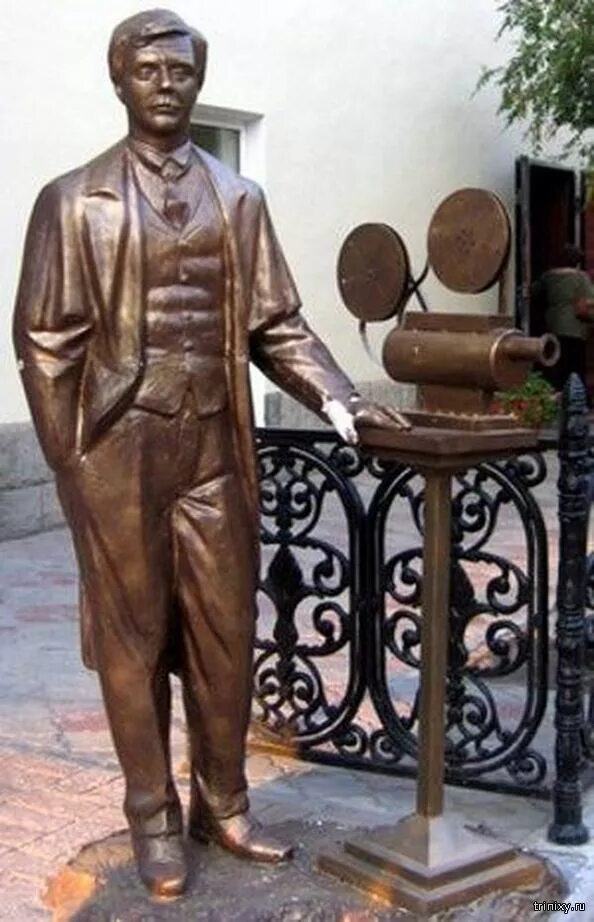 Памятник офицерам в москве на фрунзенской. Памятник шукшину на мосфильме. Памятник артистам в москве. Мосфильмовская улица памятник леонову. Памятник евгению леонову мосфильмовская улица.