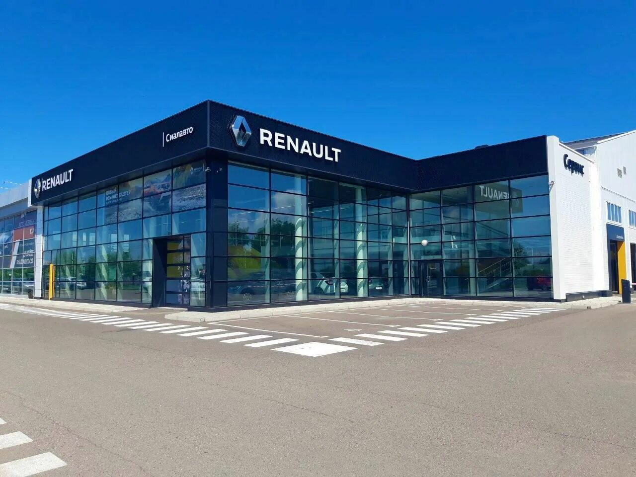 Рено центр краснодар. Рено фасад. Renault красноярск. Рено центр на котельникова в красноярске. Рено центр в екатеринбурге.