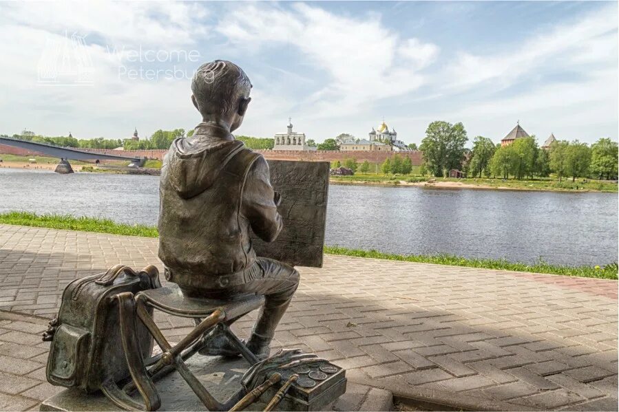 Правда великий новгород. Памятник рисующий мальчик Великий Новгород. Великий Новгород монумент. Великий Новгород статуи. Памятник Садко в Великом Новгороде Великий Новгород.