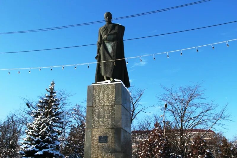 Памятник Уллубию Буйнакскому. Памятник Уллубию Буйнакскому в Буйнакске. Уллубий Даниялович Буйнакский памятник. Памятник Уллубию Буйнакскому в Махачкале.