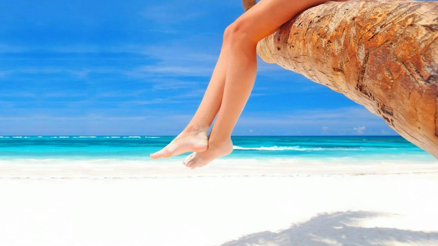Море пальмы ноги. Ноги на фоне пальм. Ноги на море девушки. Ноги на фоне океана.