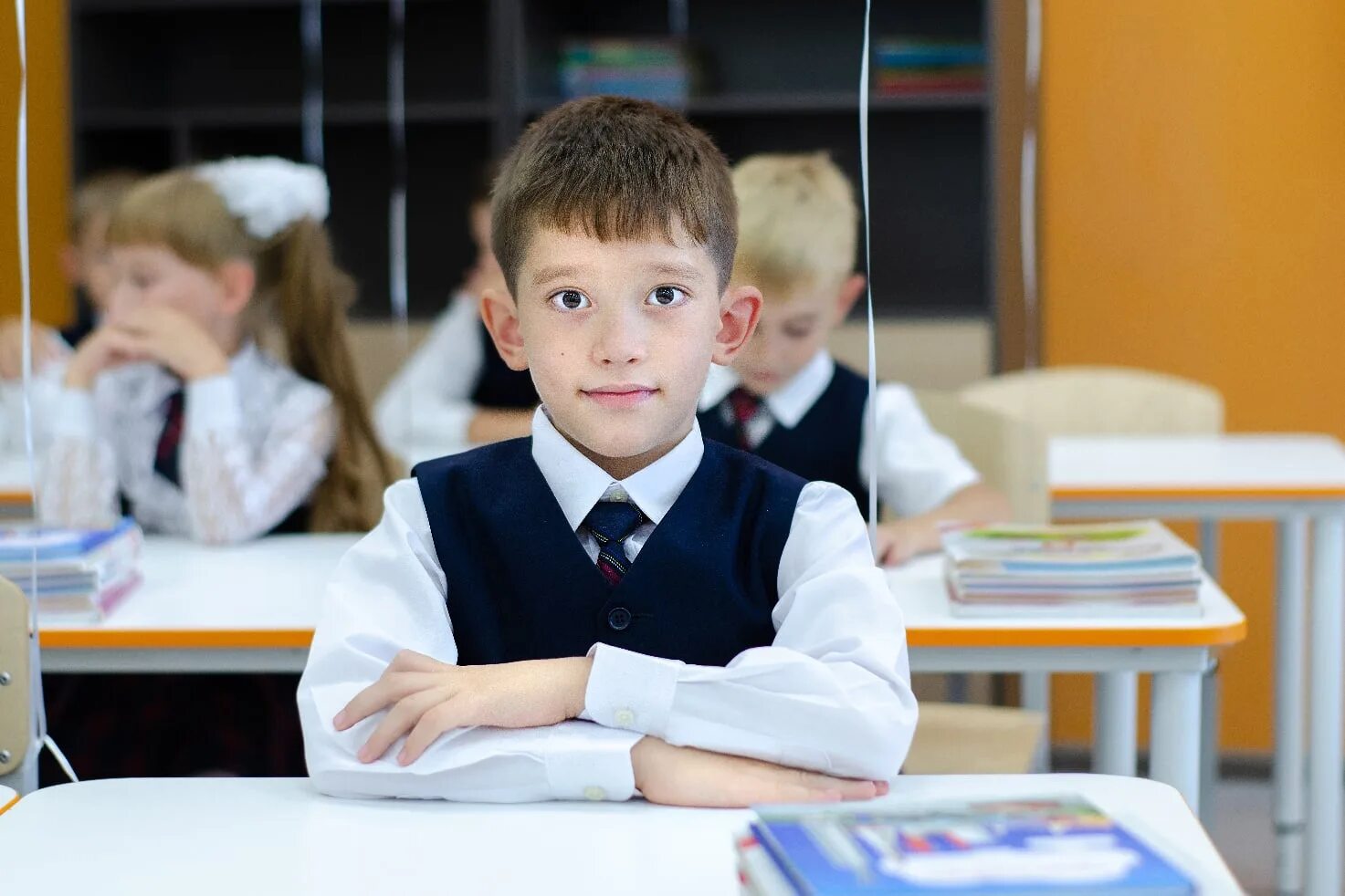 Мальчик первоклассник. 22 первоклассника. Школьники на линейке. Первоклассник. 22 первоклассника.