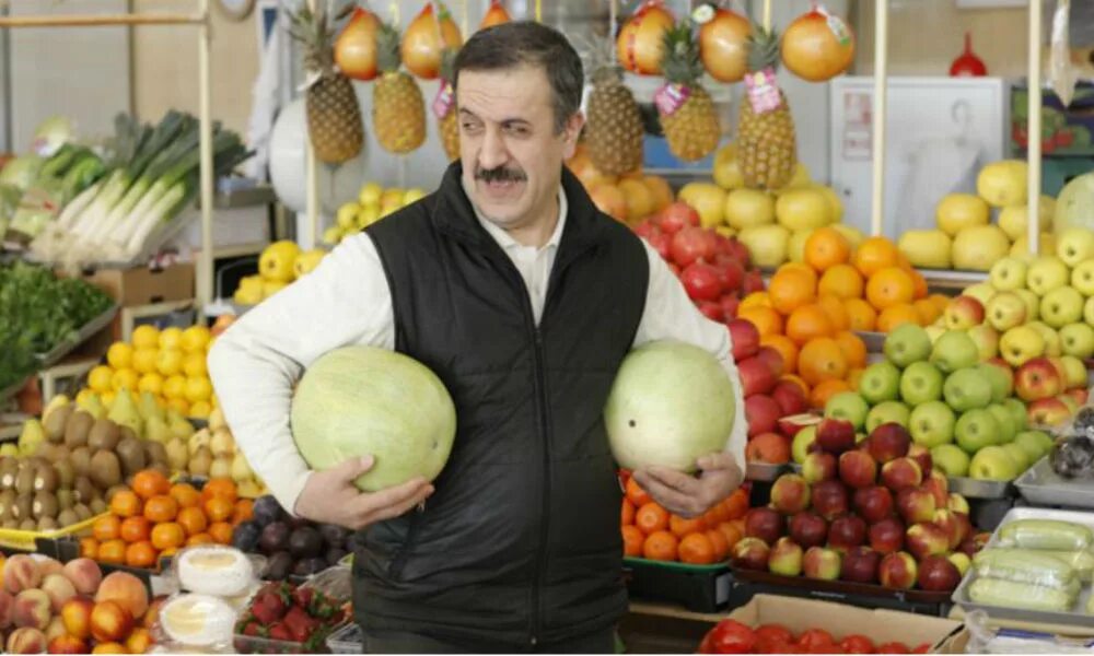 Продавец овощей. Продавец фруктов на рынке. продавец овощи фрукты. турок на базаре.
