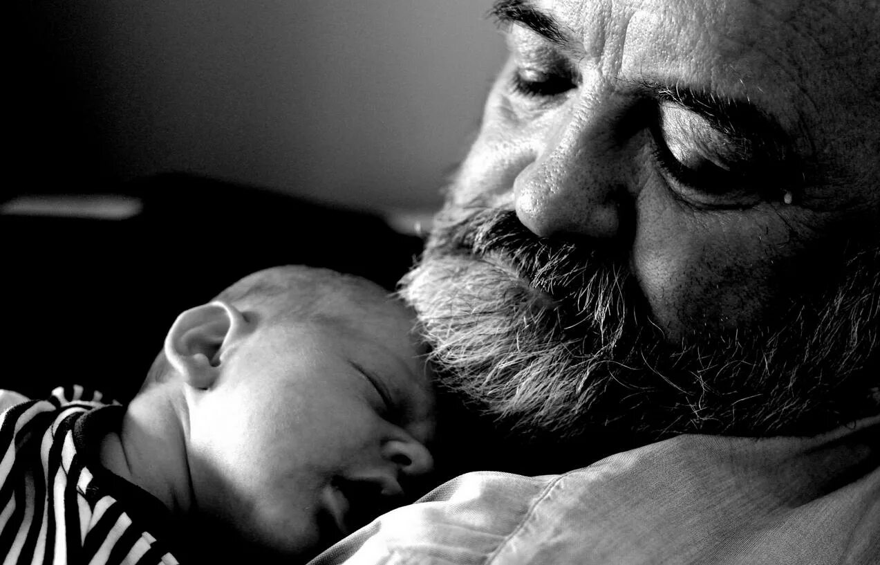 три поколения мужчин. старый отец. разные поколения. 1 дед 1 отец. разные поколения людей.