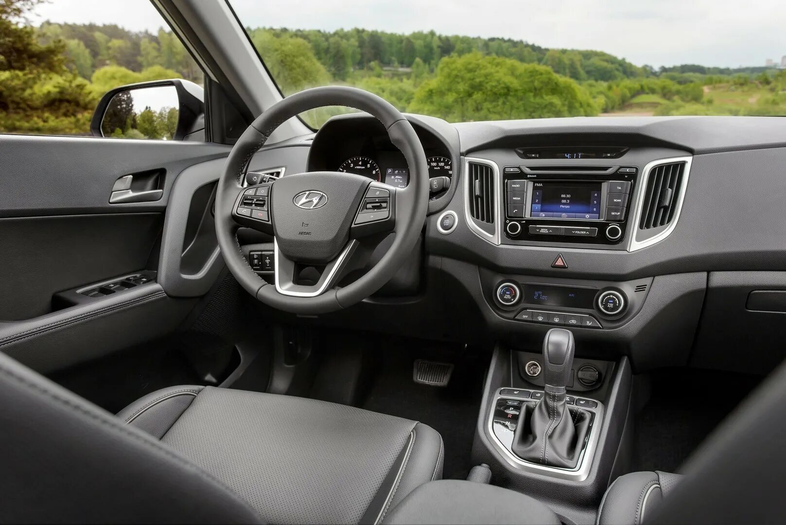 Rio x 2022. Хендай солярис 2021 салон. Лада икс рей салон. Хендай солярис 2018 салон. Ниссан кашкай 2019 комплектации.