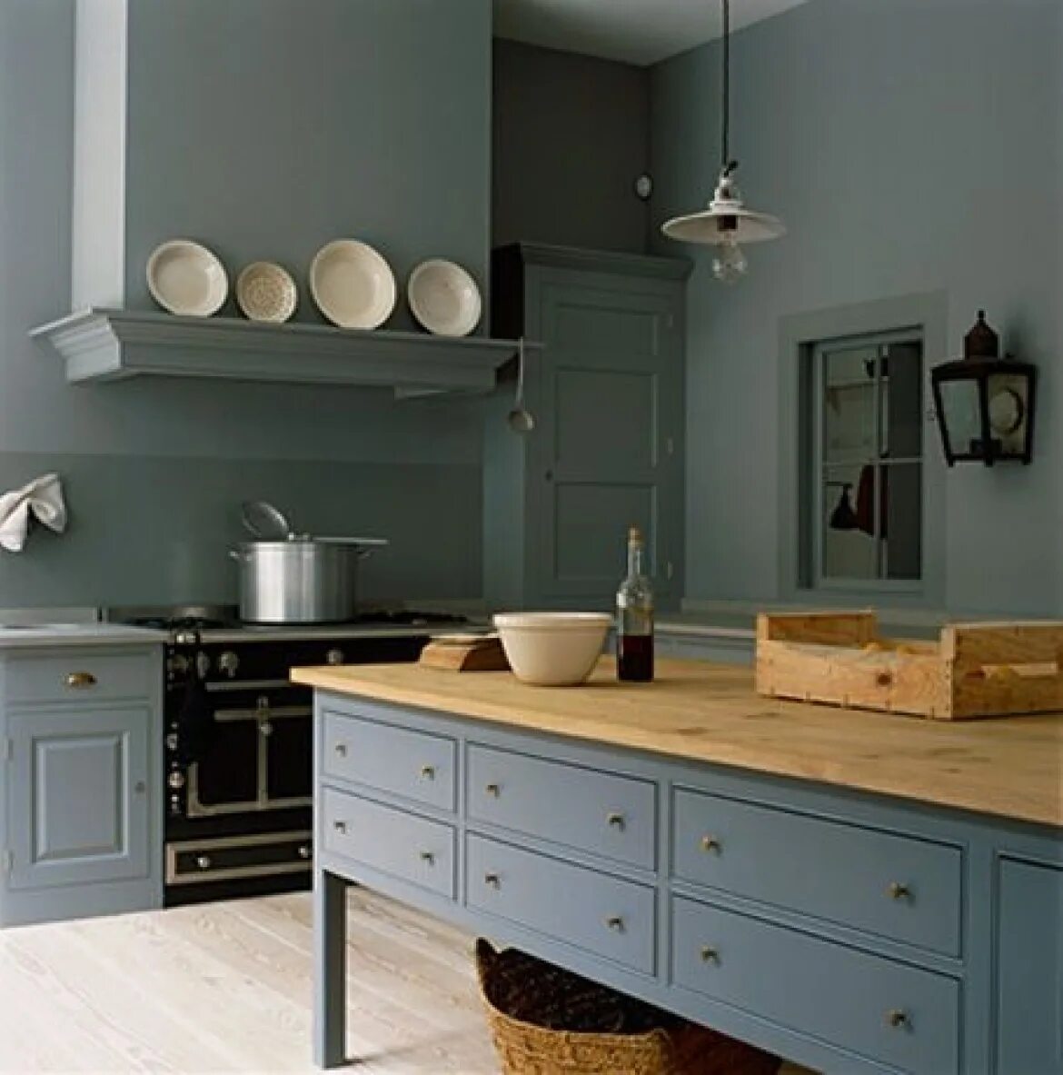 Какая лучшая краска для кухни. Крашеные стены на кухне. Интерьер кухни краской. Модный интерьер кухни. Покрасить кухню.