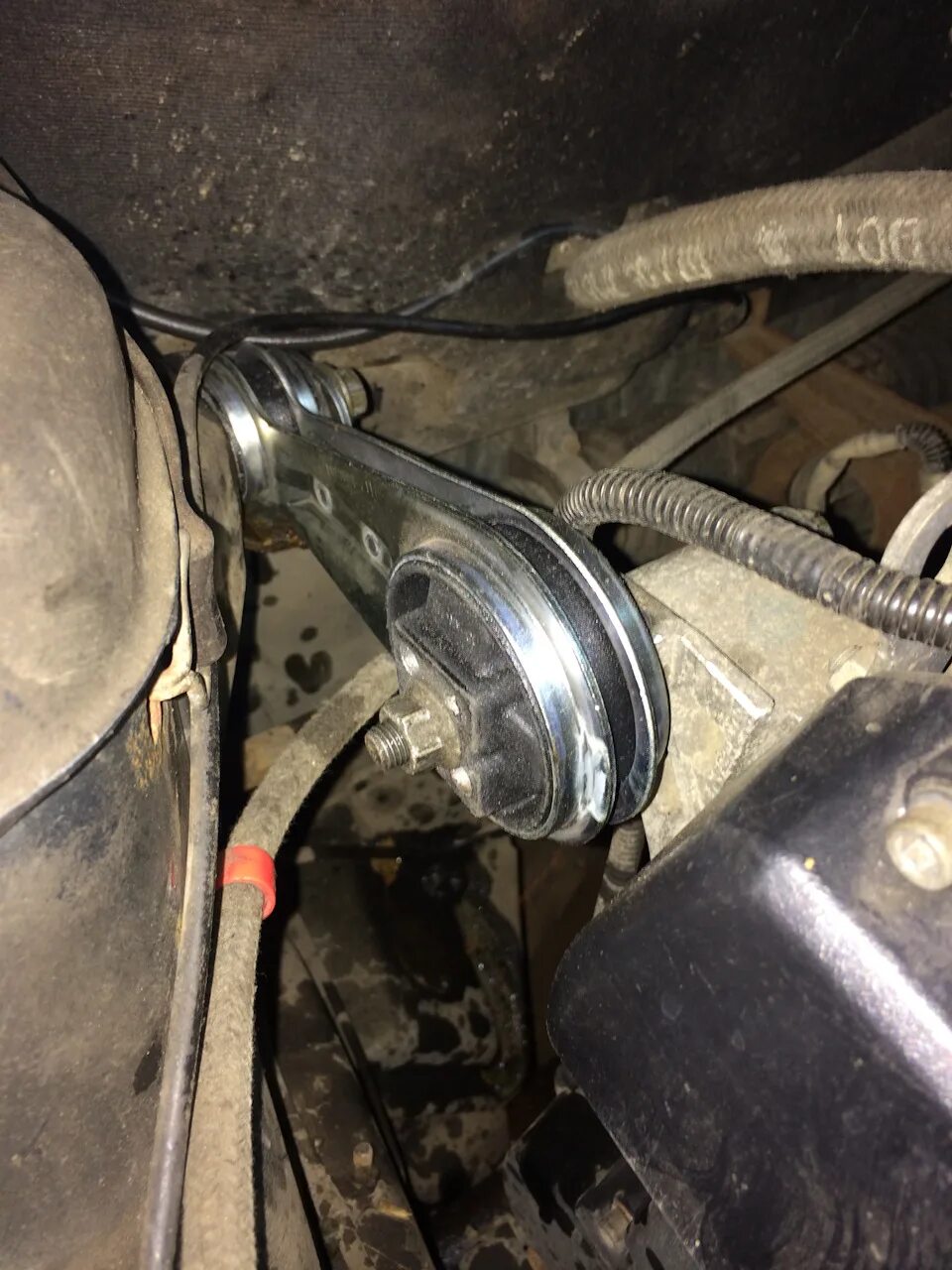 Опоры двигателя ваз 2110 передняя. Кронштейн блока двс ваз 2112. Верхняя опора двигателя ваз 2110. Кронштейн верхней опоры двигателя 2112. Передняя подушка крепления двигателя ваз 2110.