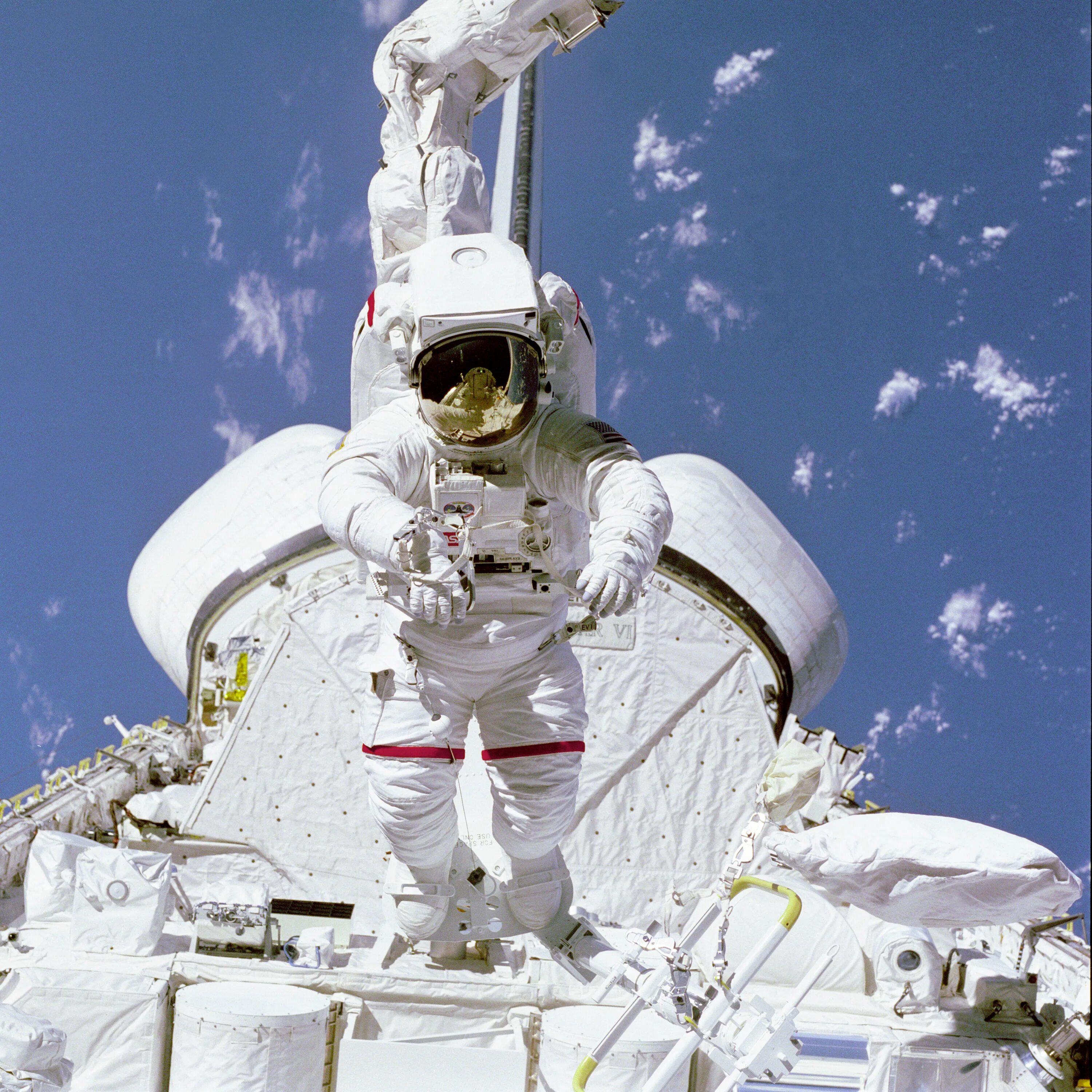 Астронавт Брюс Маккэндлесс II. Космонавт Брюс Маккэндлесс. Брюс Маккэндлесс в открытом космосе. Космонавтика.