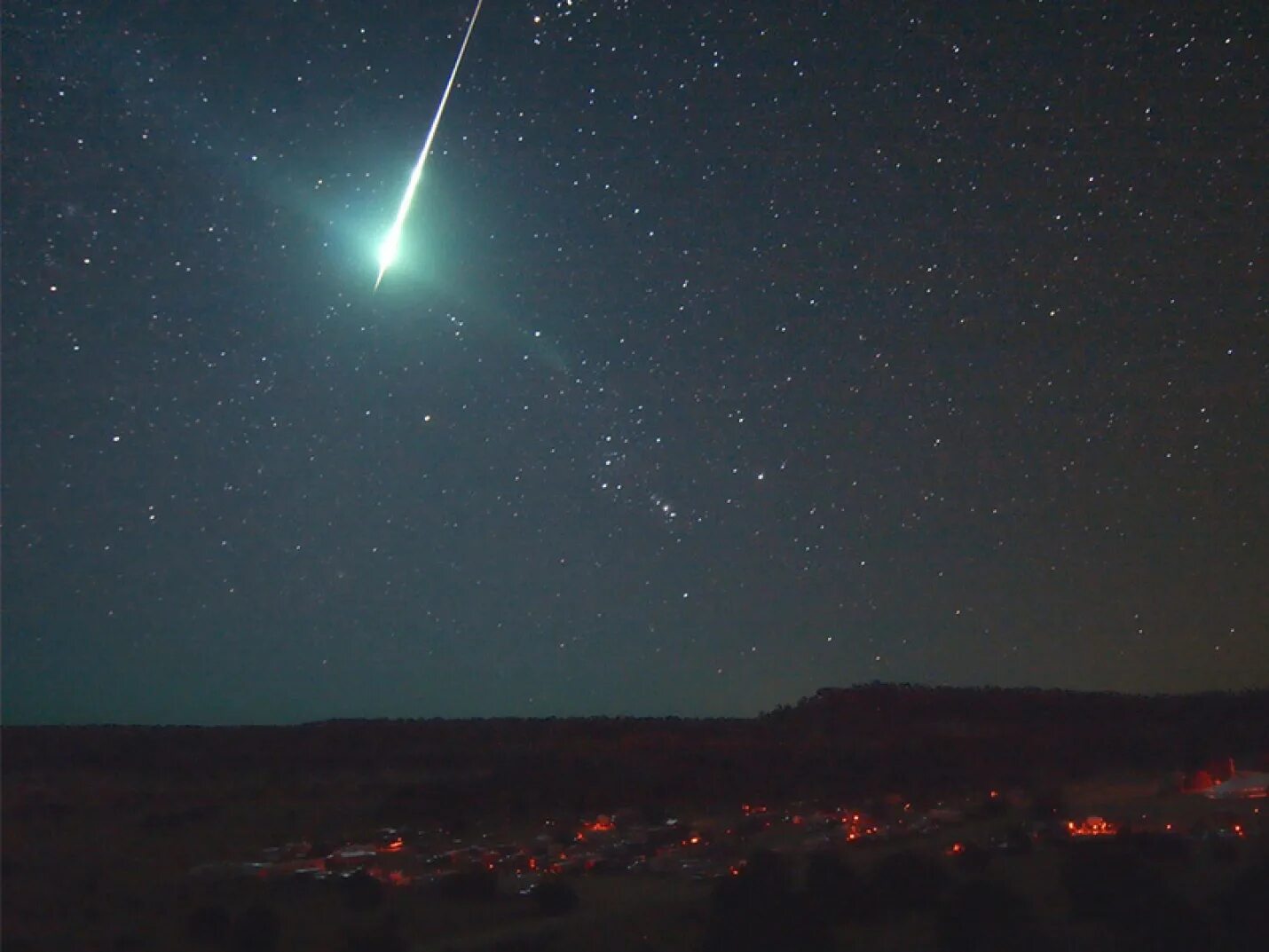 Метеорный поток июньские боотиды. Звездный дождь метеорный поток. Метеориты дракониды. Звезды с неба на землю падают. Дракониды метеорный поток.