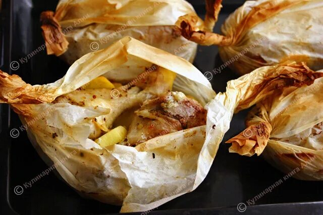 Курица запеченная в пергаменте. Очень сочная и вкусная куриная грудка. Мясо в пергаменте в духовке. Курица запеченная в пергаменте. Курица запеченная в пергаменте.